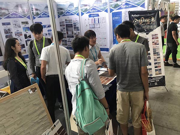 百代云南展會(huì)人流如潮